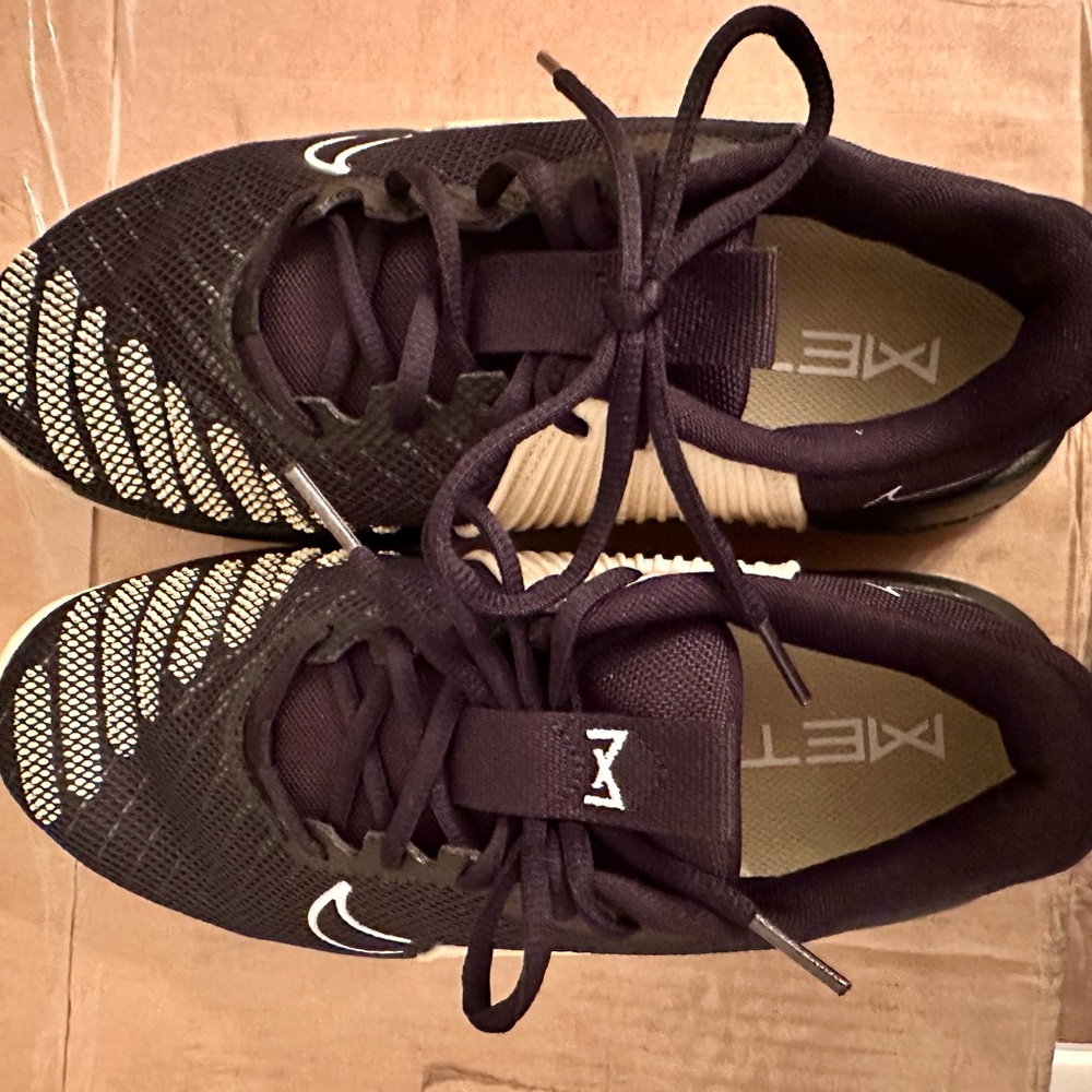 Nike Metcon 9 TB Black Vegas Gold Shoes
Sneakers